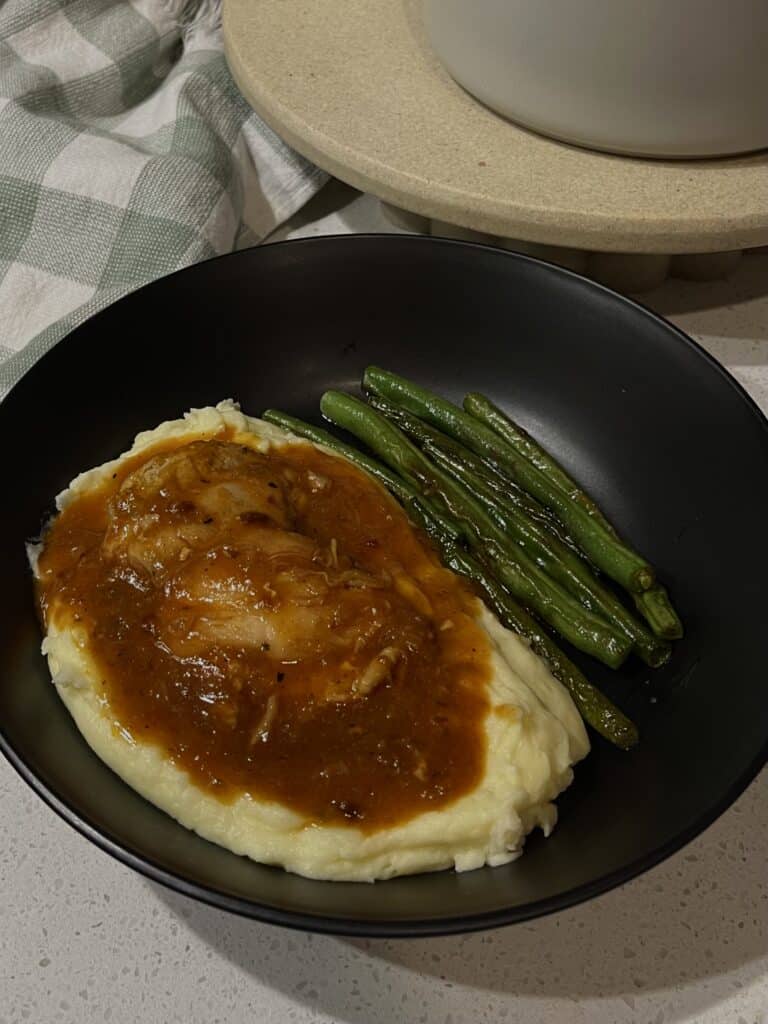 caramelised onion chicken thighs with cheesy mashed potatoes and green beans