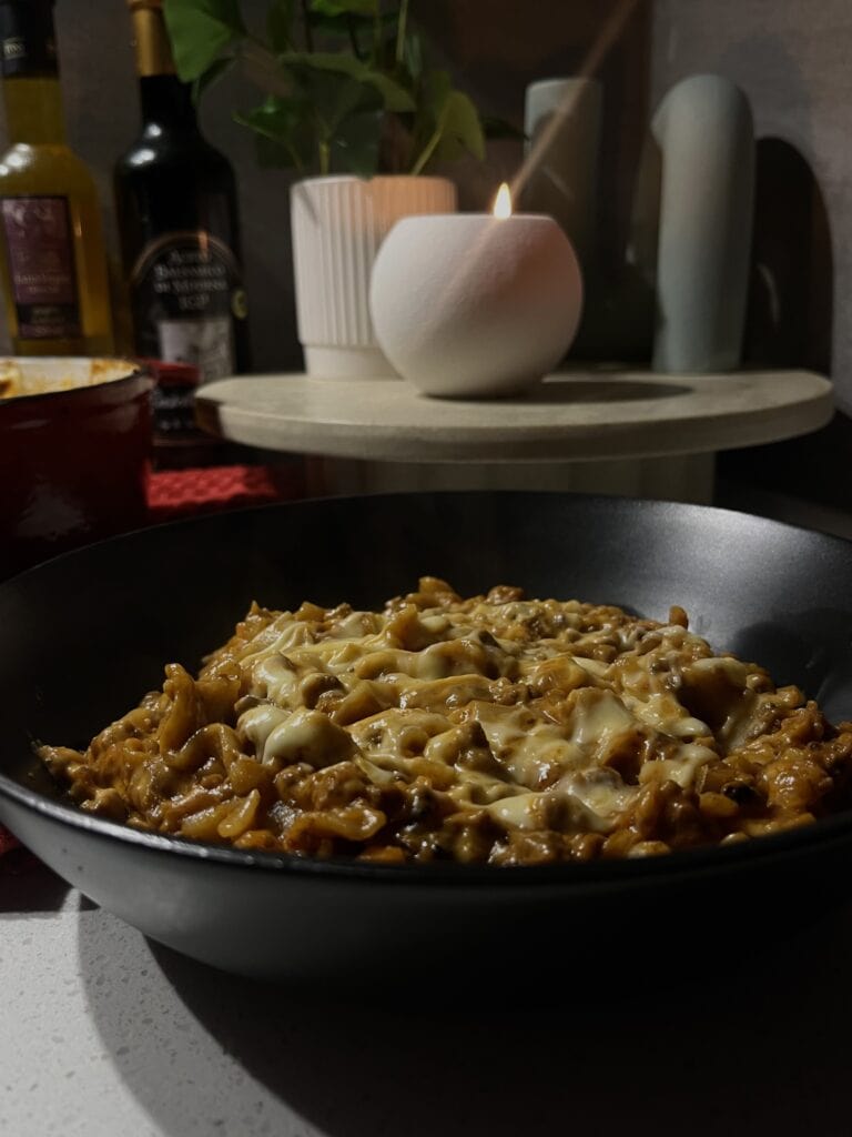 one pot lasagna with beef mince, cheese, tomato sauce, and pasta